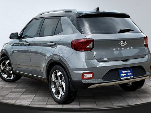 Used 2022 Hyundai Venue Limited FWD image 5