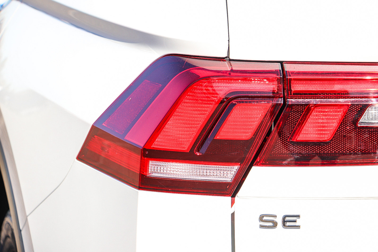 Used 2023 Volkswagen Tiguan SE w/ Panoramic Sunroof Package FWD image 9