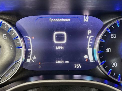 Used 2023 Chrysler Pacifica Touring-L FWD image 15