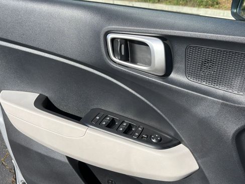 Used 2025 Hyundai Venue SEL image 18