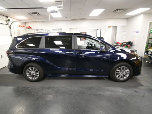 Used 2025 Toyota Sienna XLE FWD image 8
