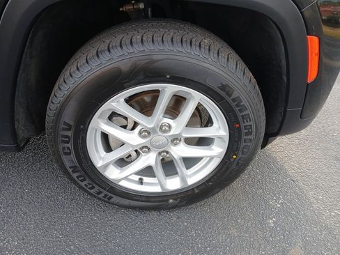 Certified 2023 Jeep Grand Cherokee Laredo X image 21