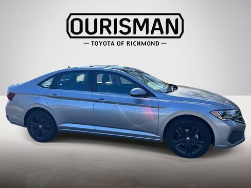 Used 2023 Volkswagen Jetta SE image 2