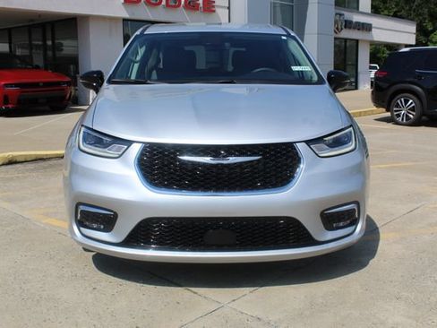 Used 2024 Chrysler Pacifica Touring-L FWD image 11