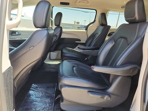 Used 2024 Chrysler Pacifica Limited FWD image 10