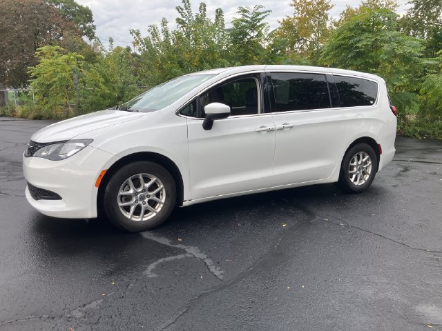 Used 2022 Chrysler Voyager LX FWD image 2