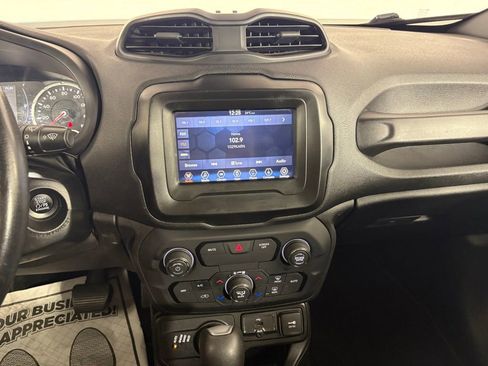 Used 2018 Jeep Renegade Latitude w/ Popular Equipment Group AWD/4WD image 22