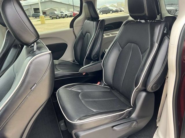 Used 2022 Chrysler Pacifica Limited FWD image 16