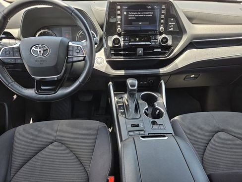 Used 2021 Toyota Highlander LE AWD/4WD image 8