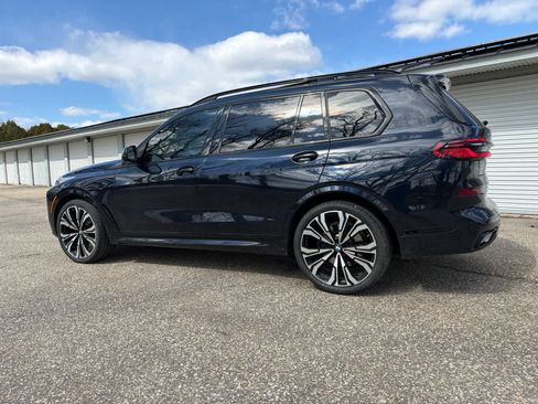 Used 2023 BMW X7 xDrive40i w/ Executive Package image 3