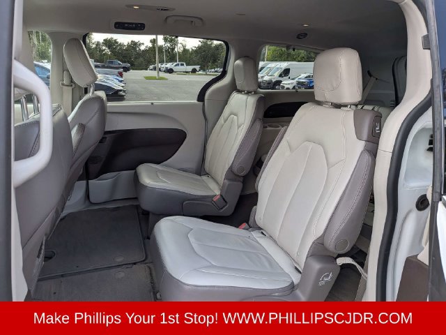 Used 2017 Chrysler Pacifica Touring-L FWD image 13
