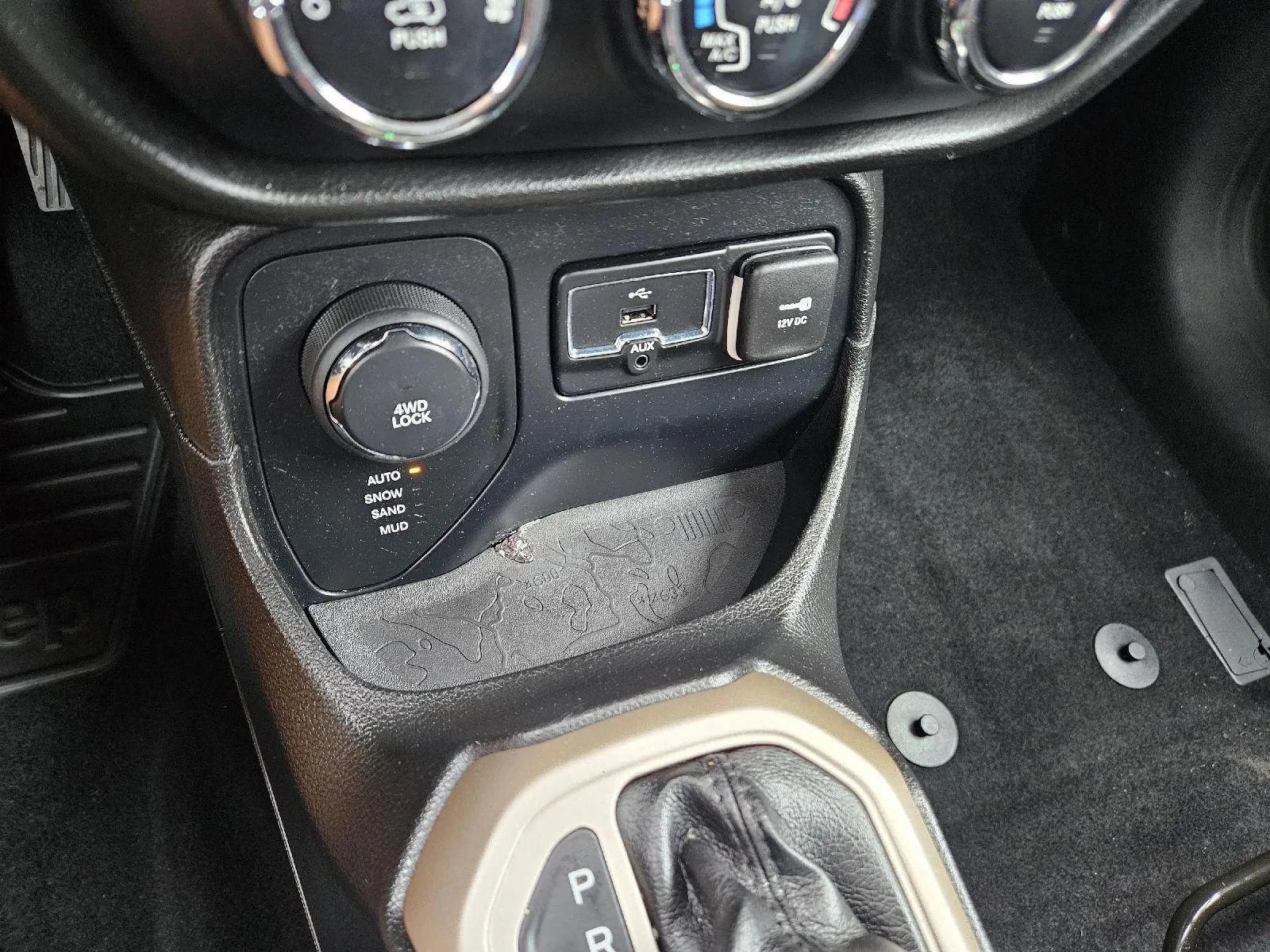 Used 2015 Jeep Renegade Latitude AWD/4WD image 19