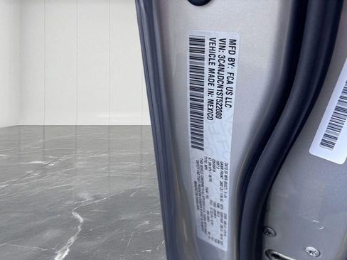 Used 2025 Jeep Compass Limited image 31