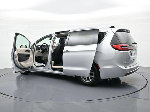 Used 2024 Chrysler Pacifica Touring-L FWD image 25