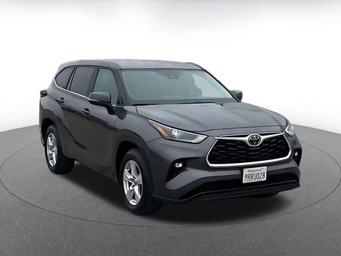 Used 2025 Toyota Highlander LE image 3