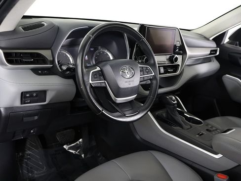 Used 2023 Toyota Highlander XLE FWD image 28
