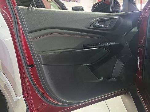 Used 2025 Chevrolet Trax RS w/ Sunroof Package FWD image 17