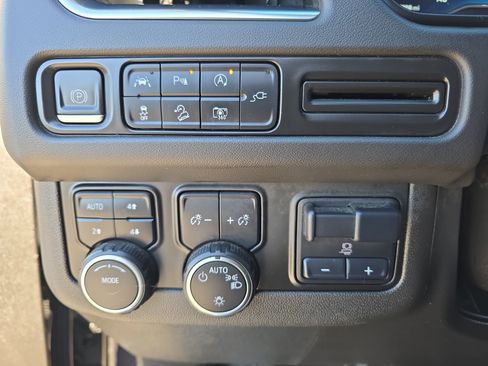 Used 2022 Chevrolet Tahoe Z71 w/ Luxury Package image 28