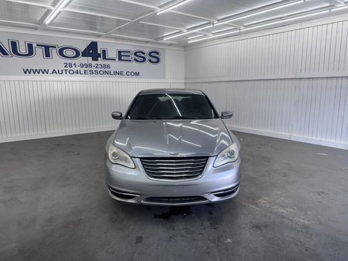Used 2014 Chrysler 200 LX image 2