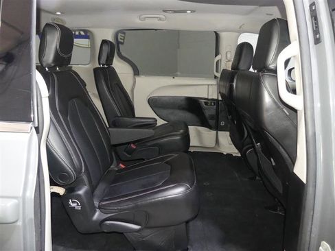 Used 2023 Chrysler Pacifica Touring-L FWD image 27