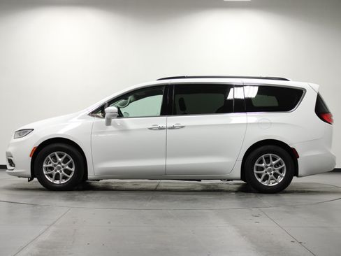 Used 2022 Chrysler Pacifica Touring-L FWD image 7