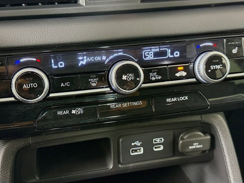 Used 2025 Honda Pilot Elite image 18