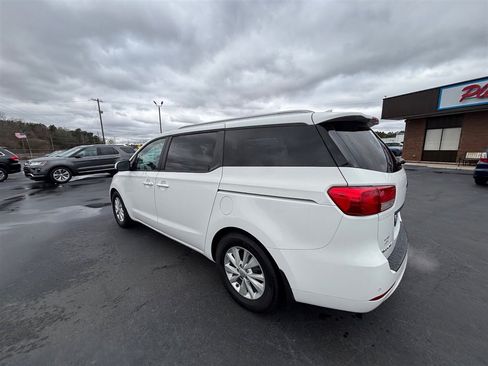 Used 2017 Kia Sedona LX w/ LX Essentials Premium Package image 3