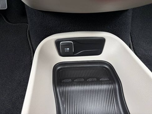 Used 2024 Chrysler Pacifica Touring-L FWD image 33