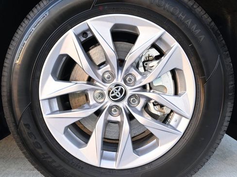 Used 2025 Toyota Sienna LE image 48