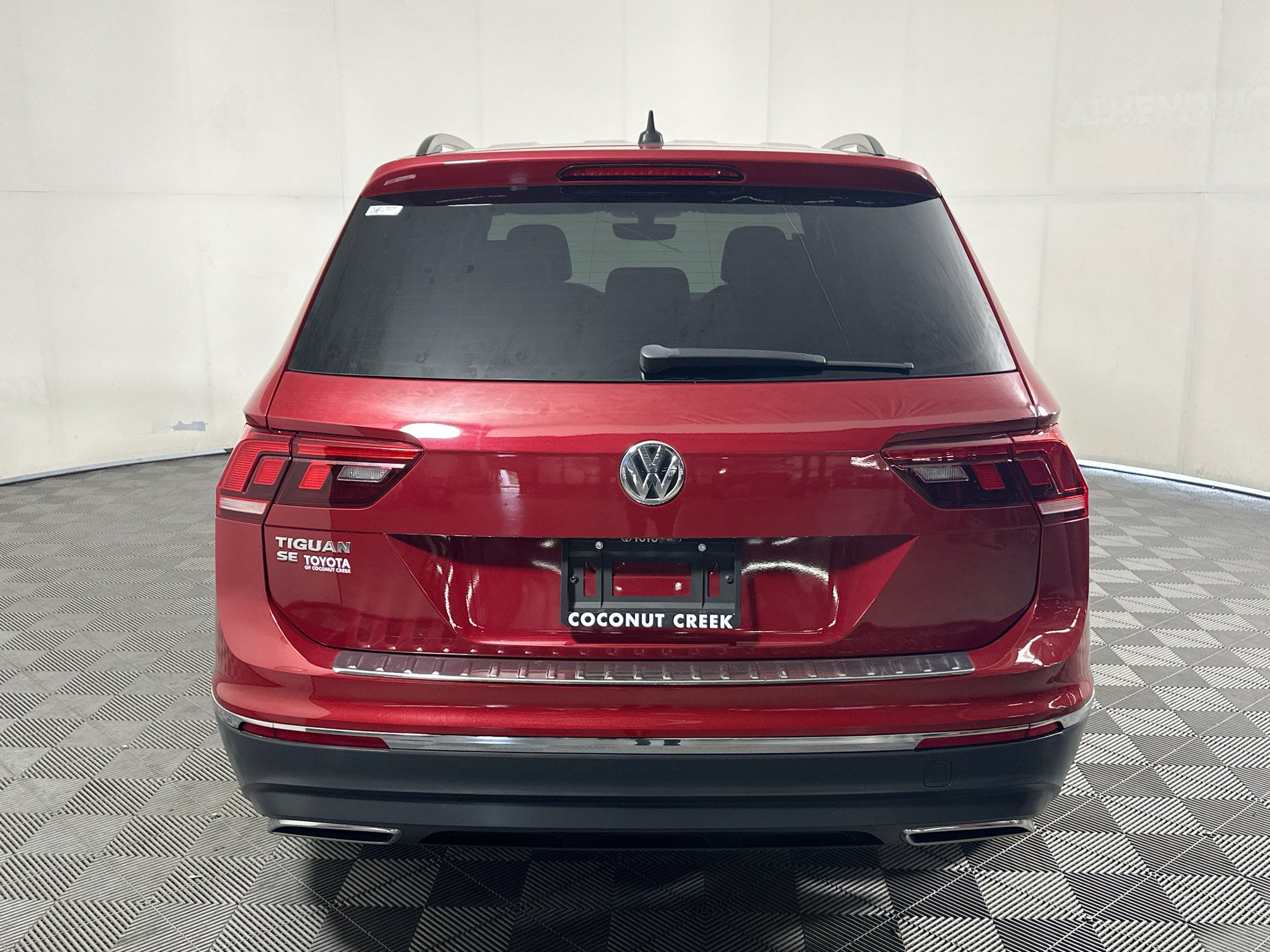 Used 2021 Volkswagen Tiguan SE w/ Panoramic Sunroof Package FWD image 4