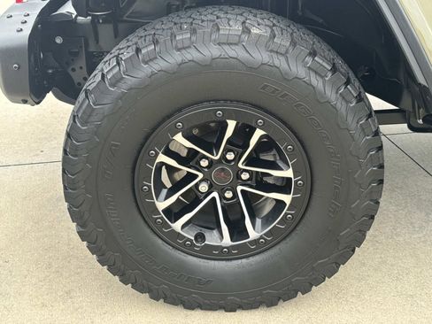 Used 2025 Jeep Wrangler Unlimited Rubicon image 4