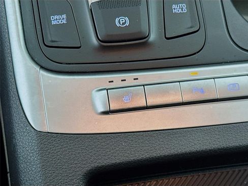 Used 2025 Kia Carnival FWD image 21