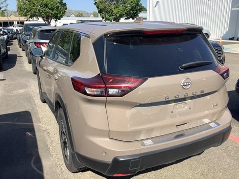Used 2025 Nissan Rogue SV AWD/4WD image 3