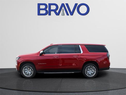 Used 2025 Chevrolet Suburban Premier image 8