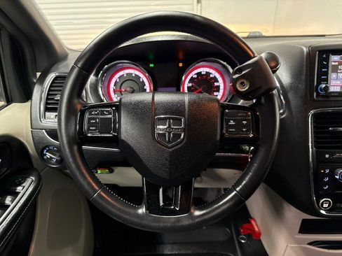Used 2019 Dodge Grand Caravan SXT FWD image 19