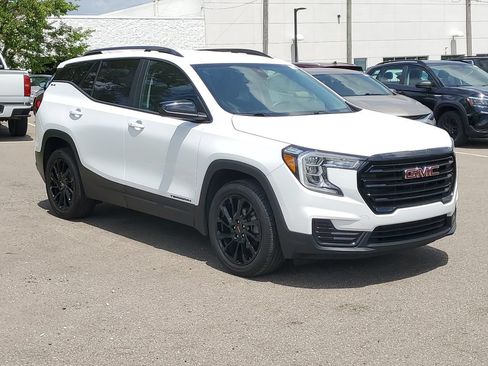 Used 2024 GMC Terrain SLE w/ Driver Convenience Package FWD image 4