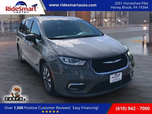 Used 2023 Chrysler Pacifica Touring-L FWD image 1