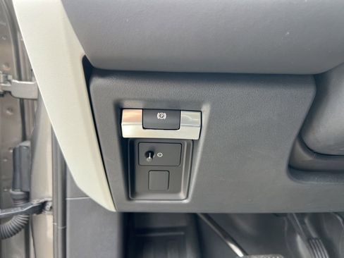 Used 2024 Land Rover Defender 110 X-Dynamic SE image 36