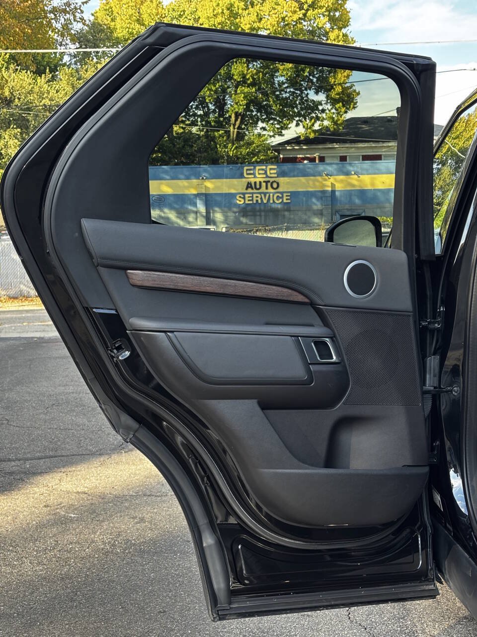 Used 2018 Land Rover Discovery HSE AWD/4WD image 11