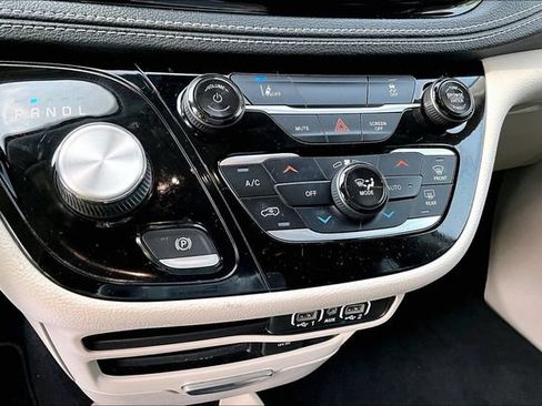 Used 2022 Chrysler Pacifica Touring-L FWD image 33