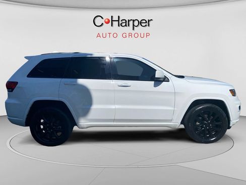 Used 2022 Jeep Grand Cherokee Laredo X AWD/4WD image 2