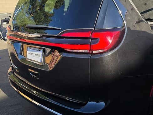 Used 2023 Chrysler Pacifica Touring-L FWD image 10