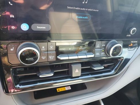 Used 2023 Toyota Highlander XLE image 22