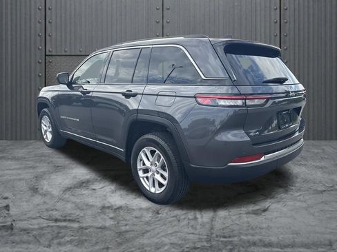 Used 2023 Jeep Grand Cherokee Laredo AWD/4WD image 5