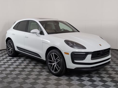 Certified 2025 Porsche Macan AWD/4WD image 10