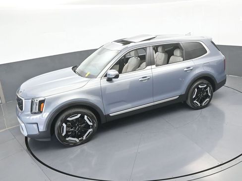 Used 2024 Kia Telluride EX w/ EX Captain's Chair Package image 54