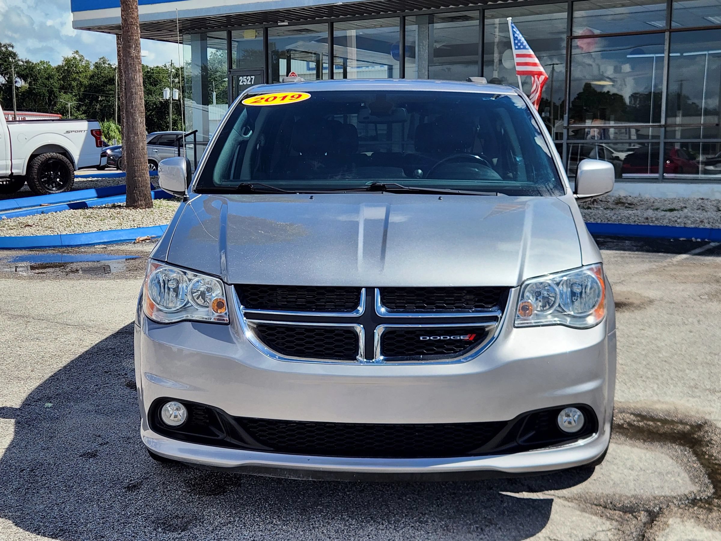 Used 2019 Dodge Grand Caravan SXT FWD image 3
