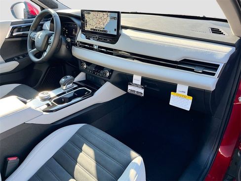 New 2025 Mitsubishi Outlander SE image 31