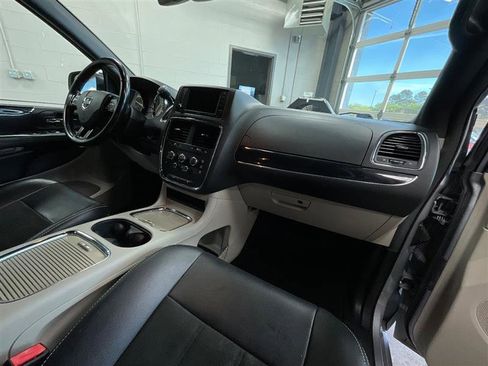 Used 2019 Dodge Grand Caravan SXT image 27