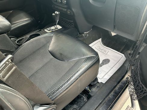 Used 2016 Jeep Wrangler Unlimited Sahara image 11